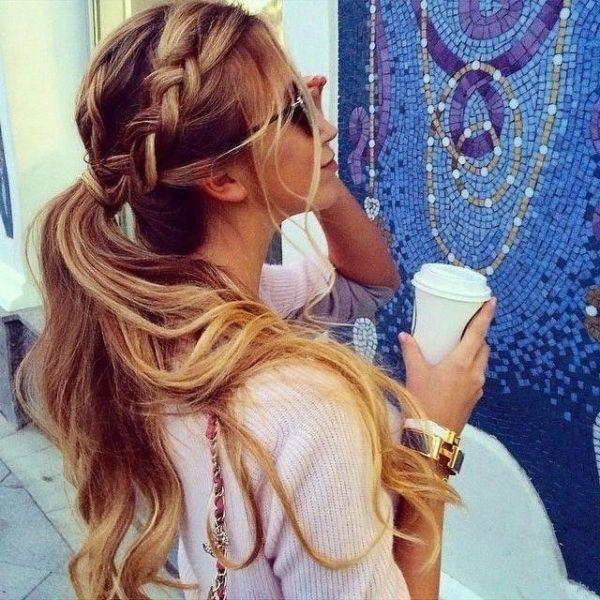 cola-de-caballo-con-trenzas-de-lado