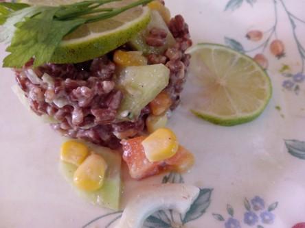 Arroz rojo con salsa de aguacate