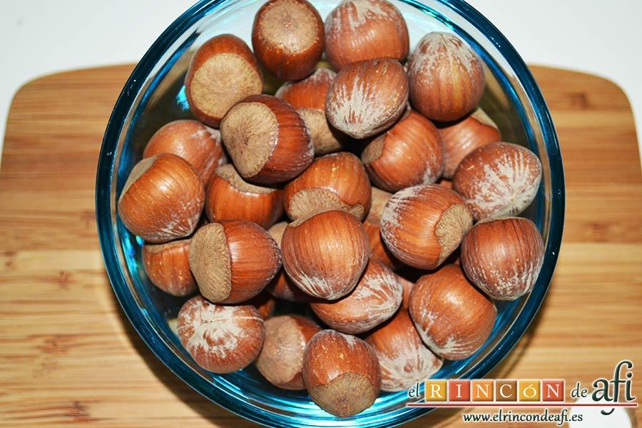 Coles de Bruselas con mantequilla de avellanas, cogemos las avellanas