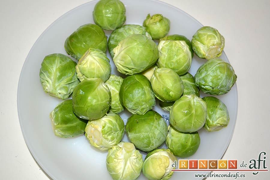 Coles de Bruselas con mantequilla de avellanas, lavamos las coles de Bruselas y retiramos las hojas que no estén bien