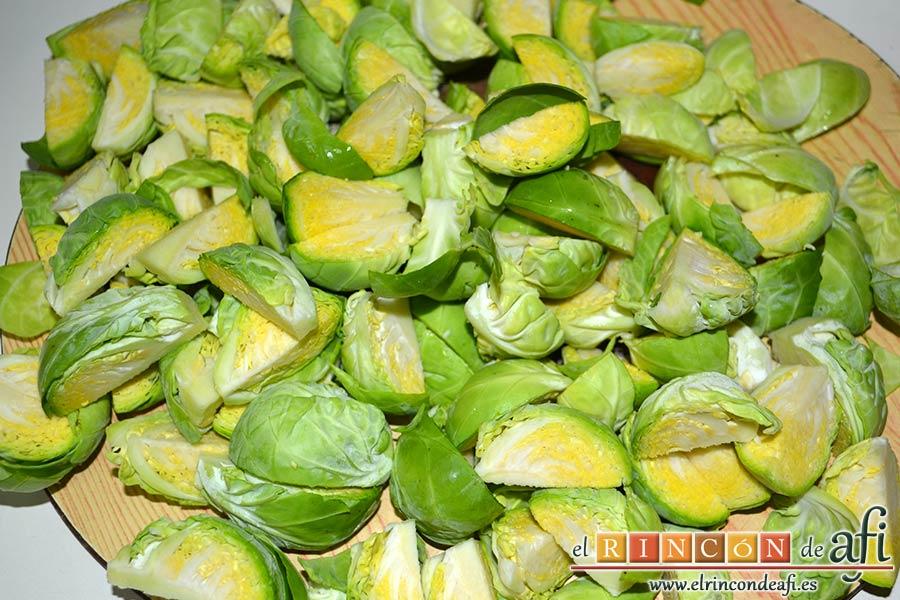 Coles de Bruselas con mantequilla de avellanas, cortar las coles en cuartos