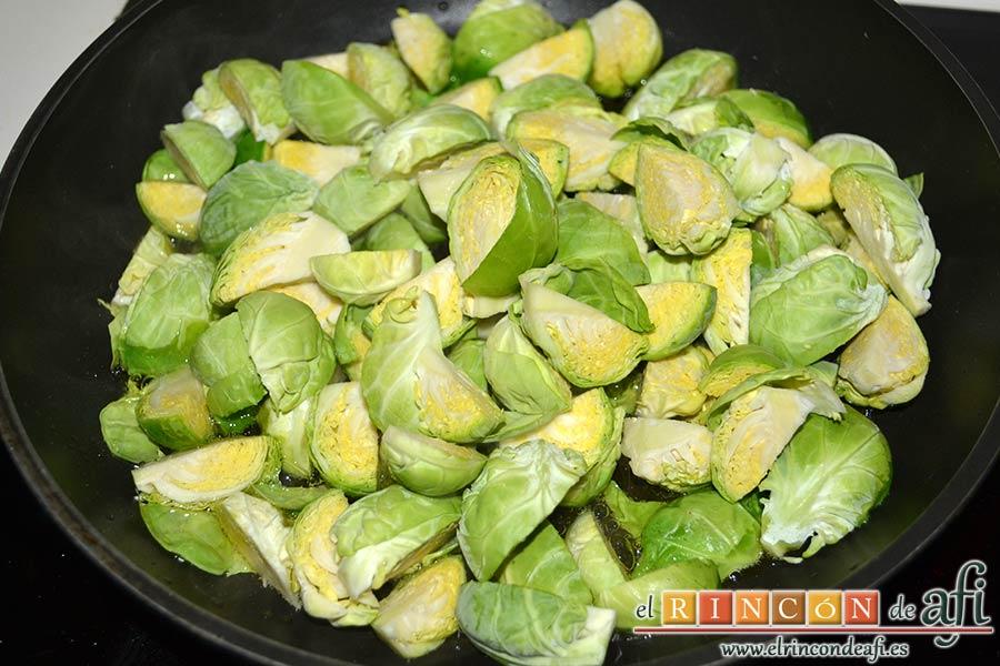 Coles de Bruselas con mantequilla de avellanas, dorar las coles en una sartén con un poco de aceite de oliva