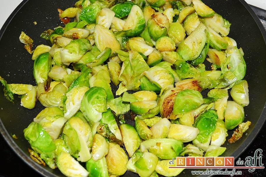 Coles de Bruselas con mantequilla de avellanas, hasta que queden doraditas