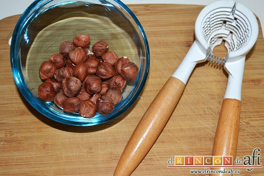 Coles de Bruselas con mantequilla de avellanas, pelar las avellanas