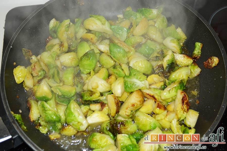 Coles de Bruselas con mantequilla de avellanas, dar un hervor de unos minutos