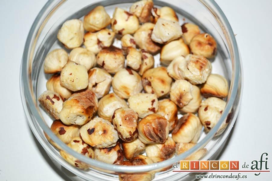 Coles de Bruselas con mantequilla de avellanas, quitarles la piel