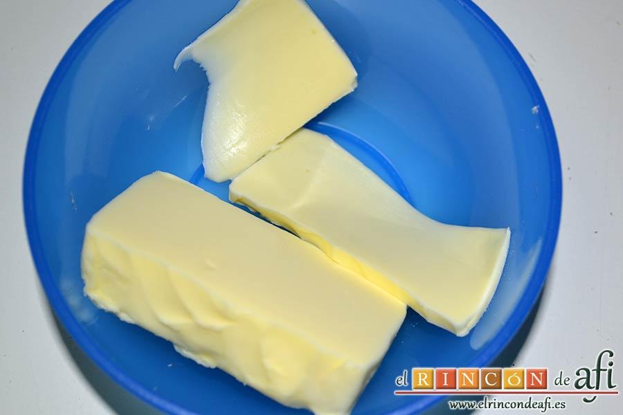 Coles de Bruselas con mantequilla de avellanas, cortar la mantequilla en pomada