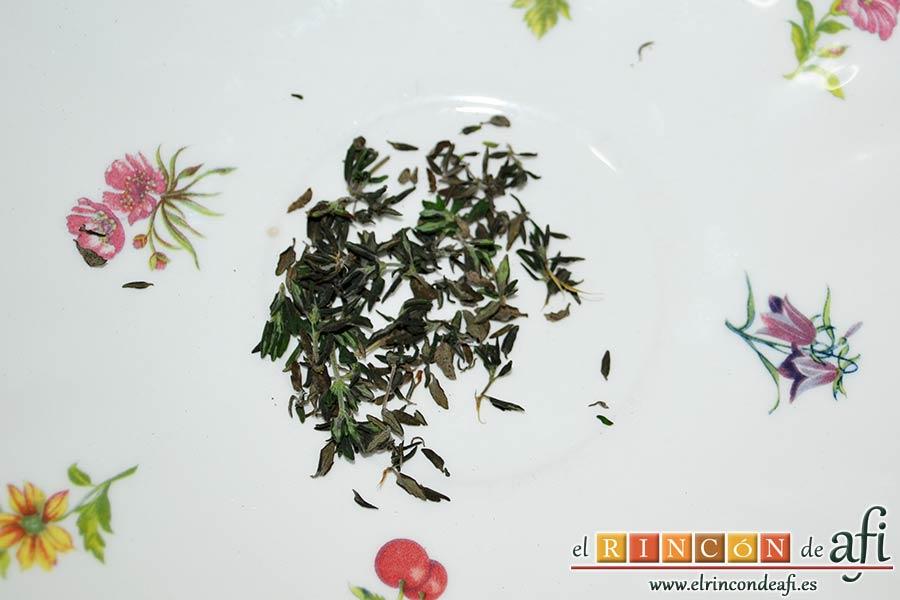 Coles de Bruselas con mantequilla de avellanas, quitamos los tallos del tomillo dejando solo las hojas