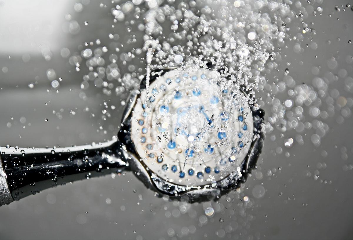 ducharse con agua tibia para cuidar la piel en invierno