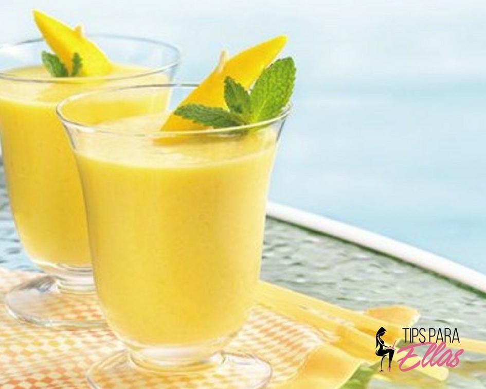 Batido saludable de piña para las niñas