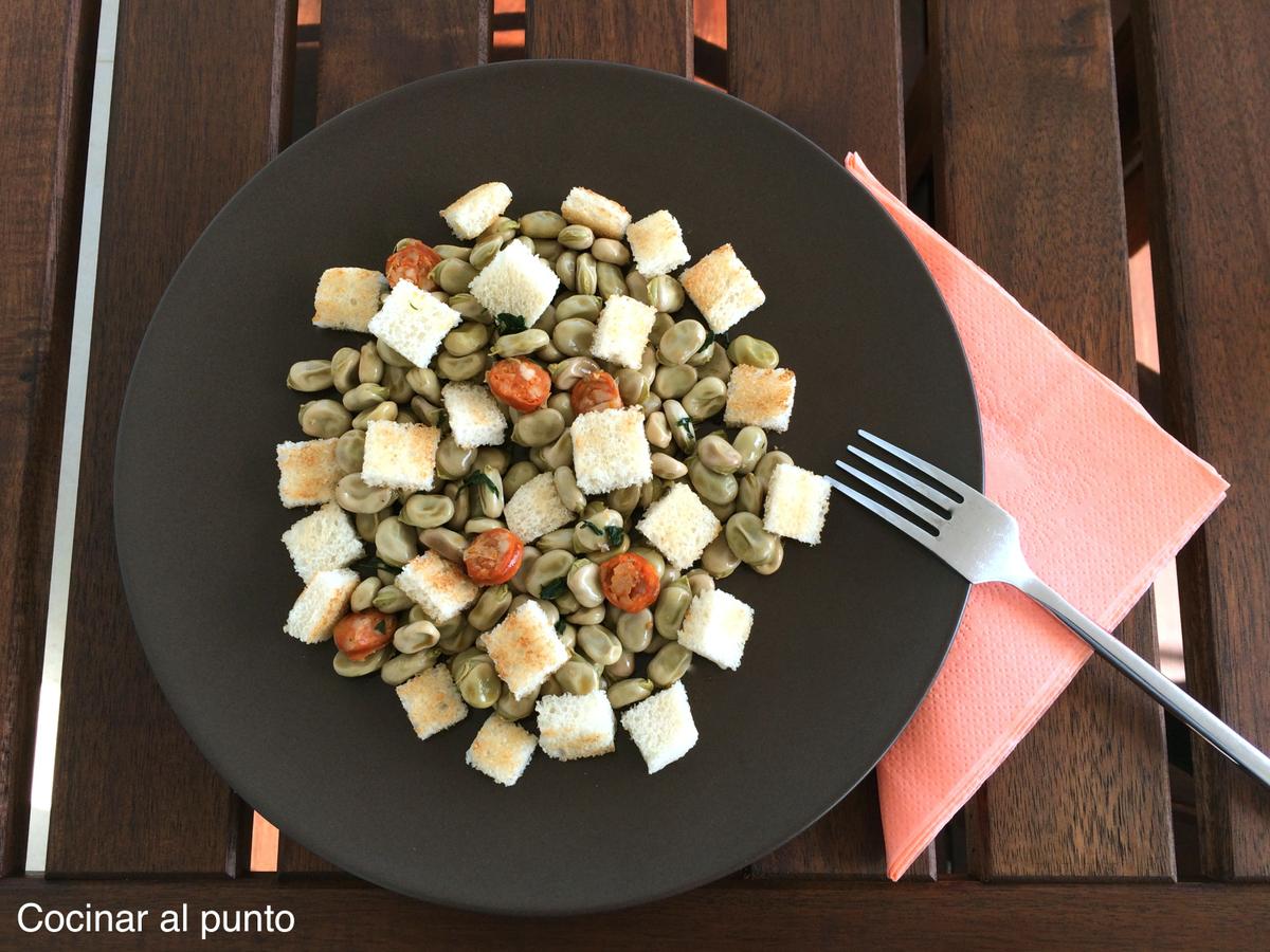 Habas baby con chistorra y picatostes caseros