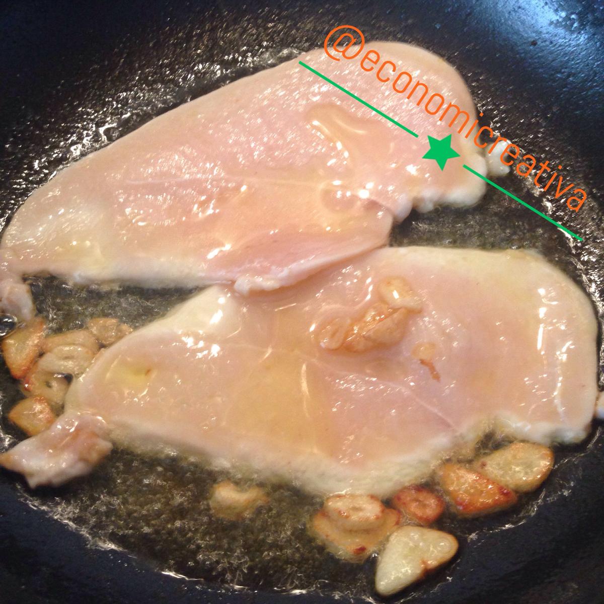 Pollo en salsa de queso (rulo de cabra) - Dorando las pechugas