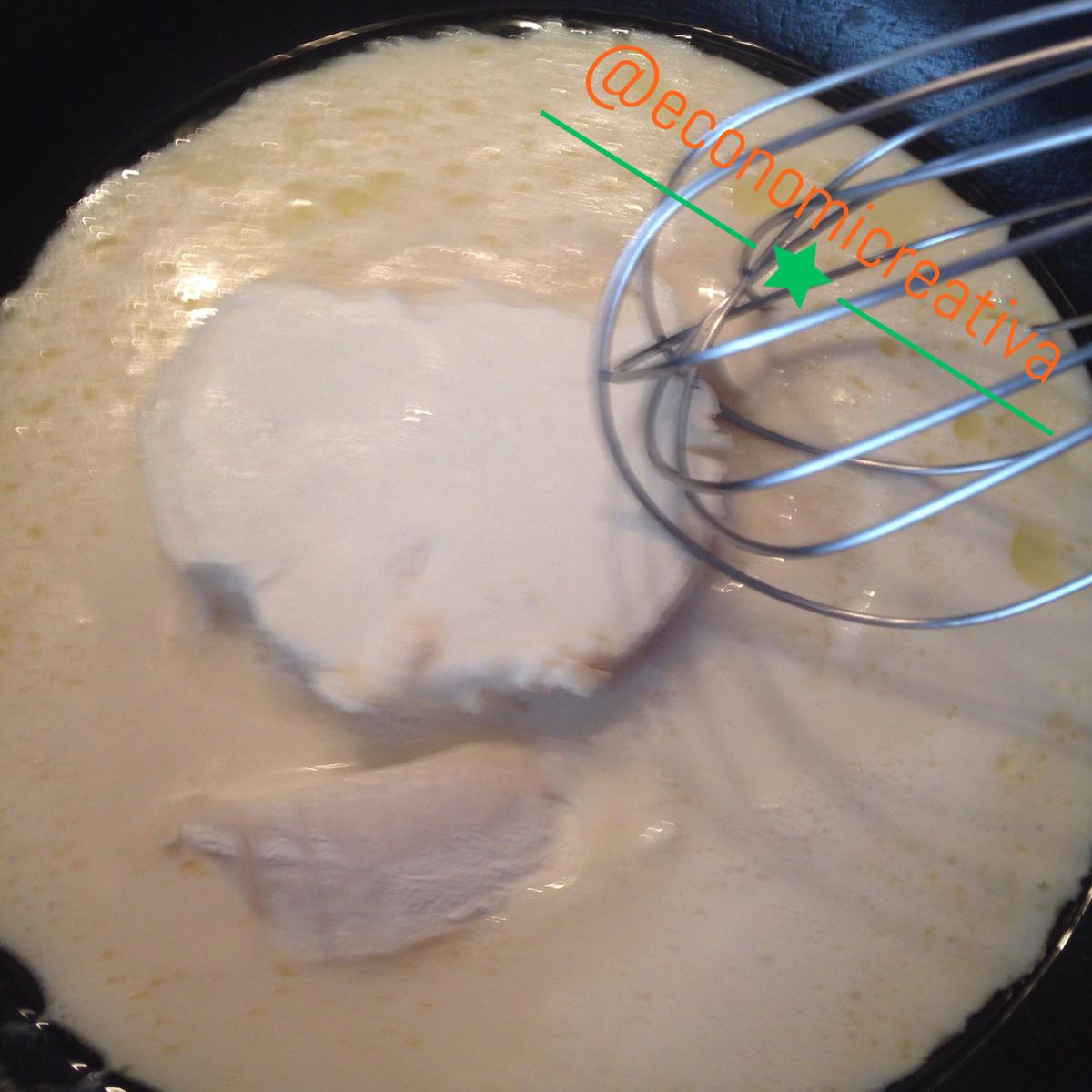 Pollo en salsa de queso (rulo de cabra) - Añadimos el queso