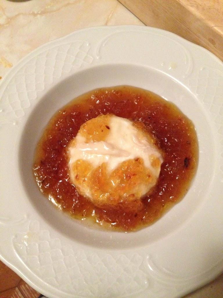 Rulo de cabra con cebolla caramelizada