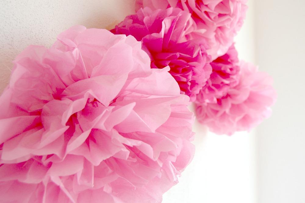 decoración fiesta infantil pompones de papel