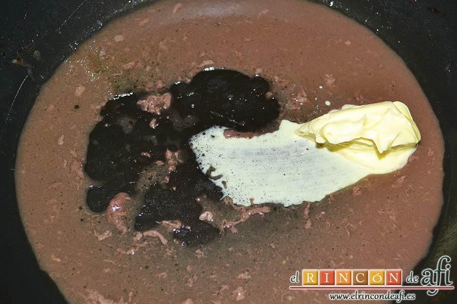 Solomillo de ternera con salsa de brandy, añadir mantequilla a la sartén donde hicimos los medallones aprovechando los jugos de la carne