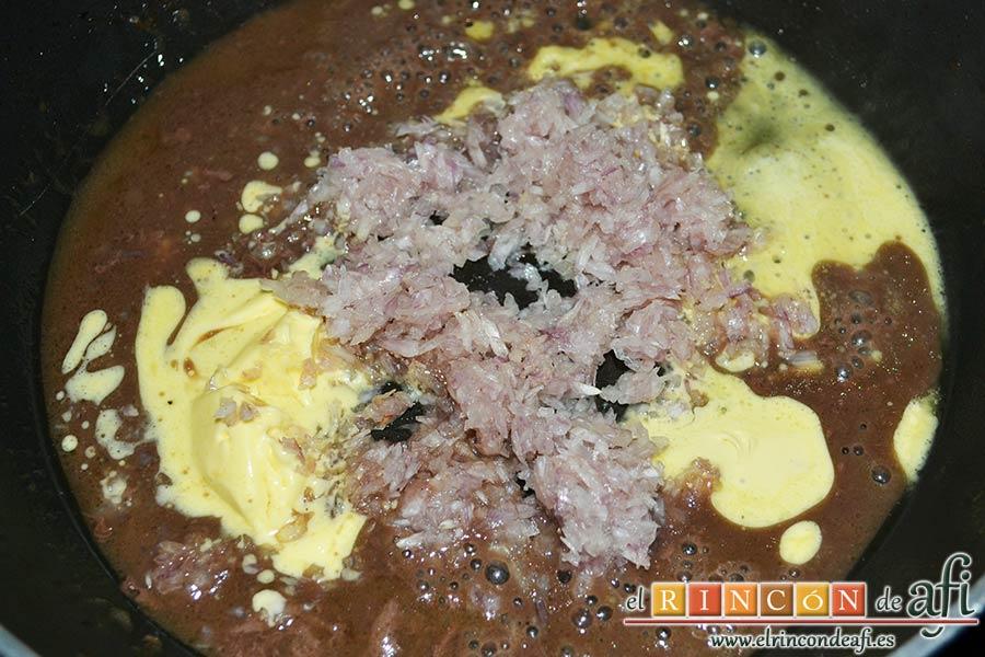 Solomillo de ternera con salsa de brandy, añadir las chalotas