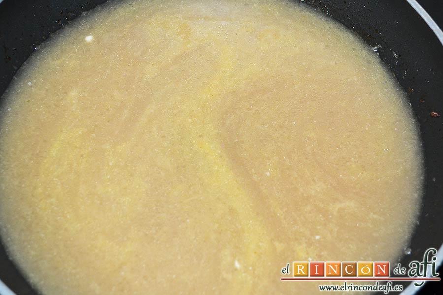 Solomillo de ternera con salsa de brandy, añadir el caldo de carne