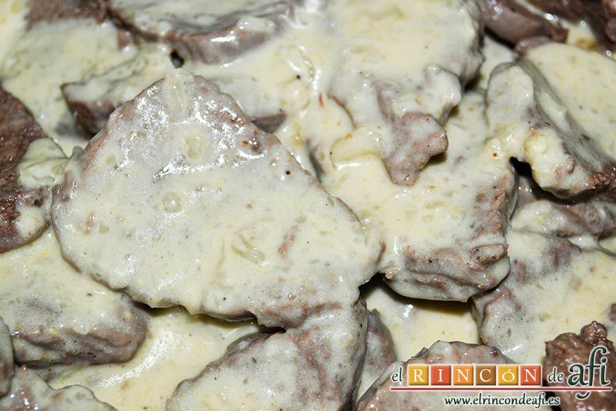 Solomillo de ternera con salsa de brandy, verter la salsa sobre los medallones
