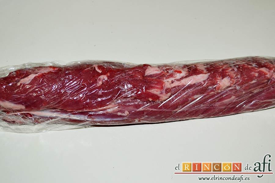 Solomillo de ternera con salsa de brandy, cubrir los solomillos con film