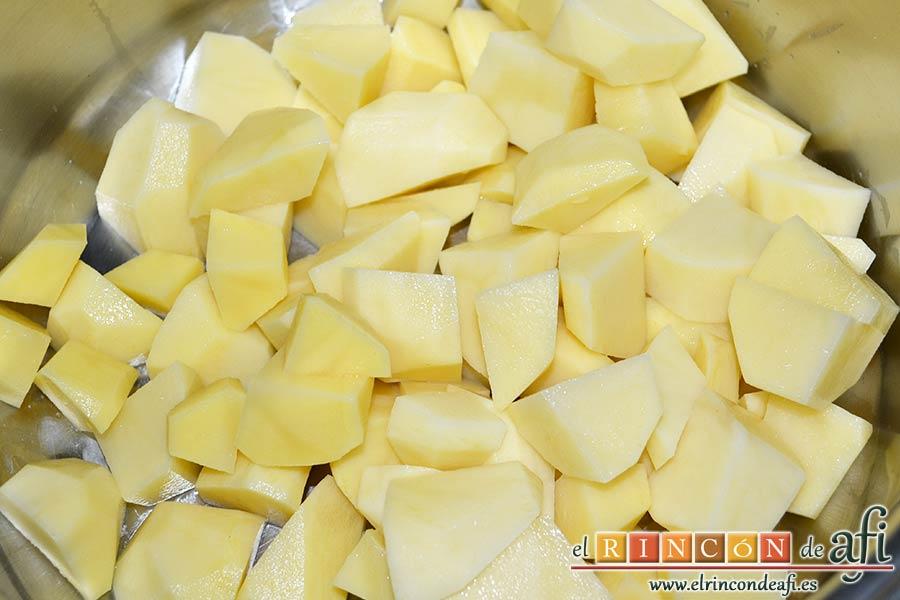 Solomillo de ternera con salsa de brandy, cortar unas papas en cuadraditos y sancocharlas