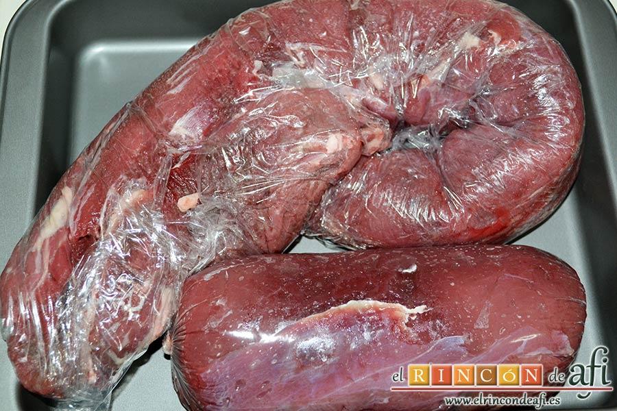 Solomillo de ternera con salsa de brandy, ponerlos a refrigerar en la nevera