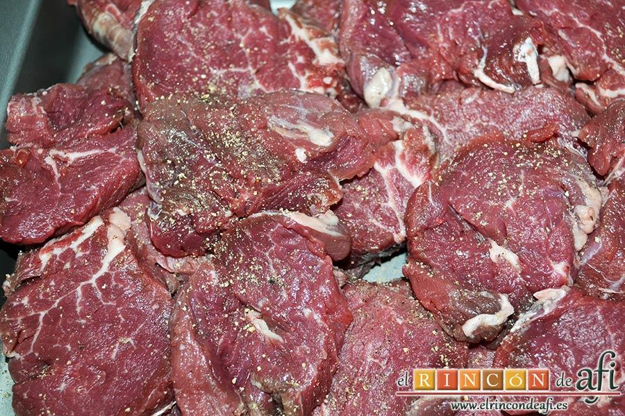 Solomillo de ternera con salsa de brandy, retirar el film, limpiarlos, cortarlos en medallones y ponerles pimienta