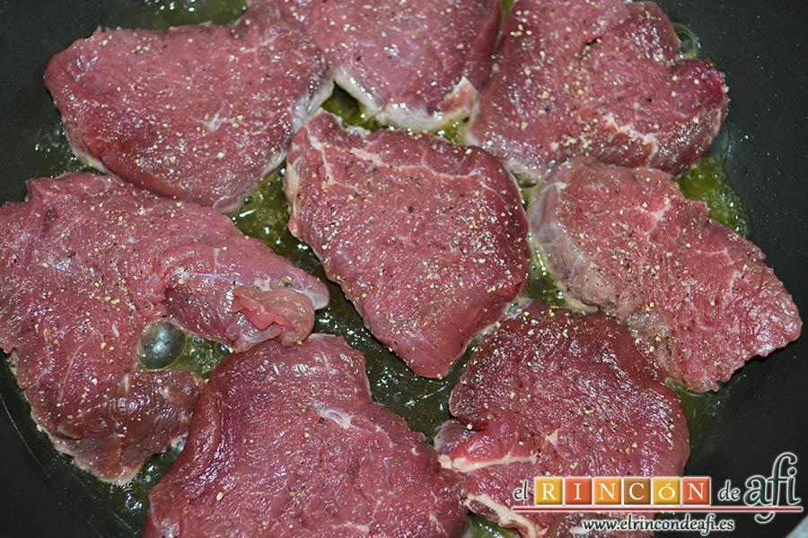 Solomillo de ternera con salsa de brandy, una vez derretida, añadir los medallones de solomillo