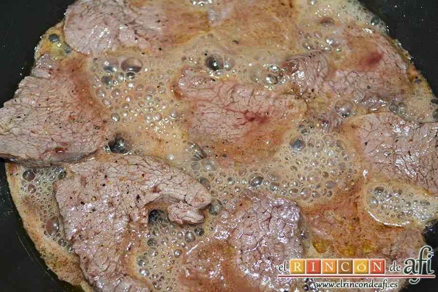 Solomillo de ternera con salsa de brandy, dorarlos unos cinco minutos por cada lado