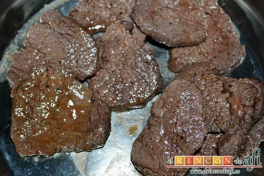 Solomillo de ternera con salsa de brandy, reservarlos en un caldero