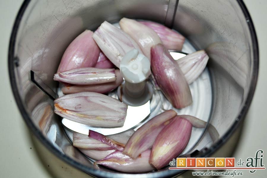 Solomillo de ternera con salsa de brandy, limpiar las chalotas y ponerlas en un vaso triturador