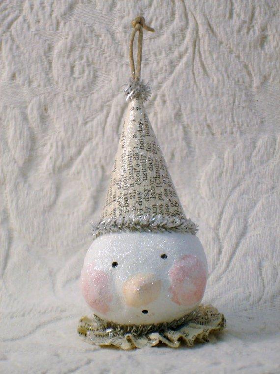 adorno colgante con papel de periódico