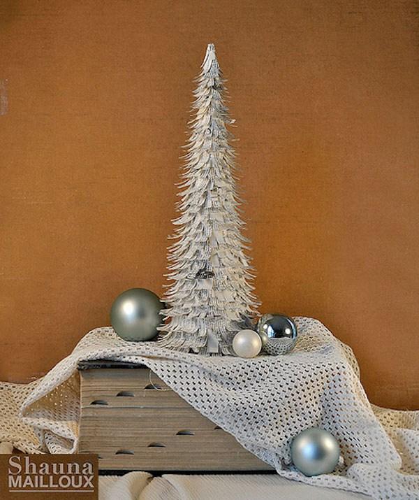 árbol de Navidad hecho con papel de periódico