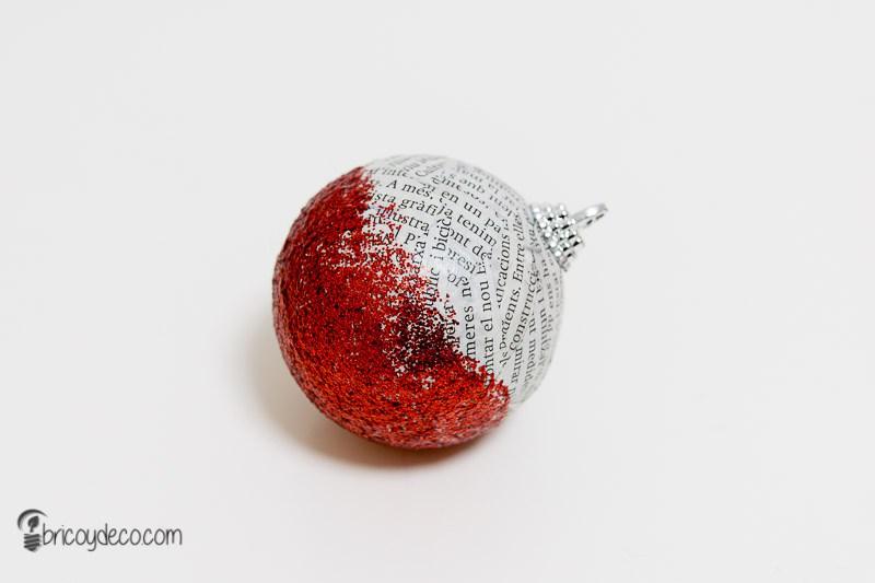 bola de Navidad con papel de periódico