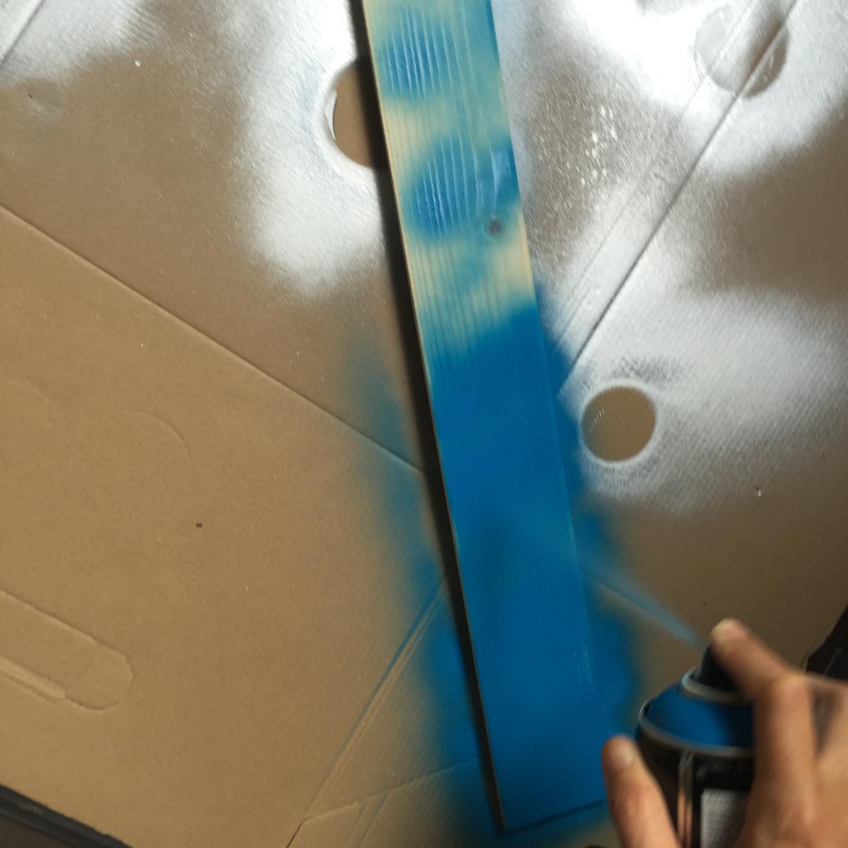 pintamos la madera con pintura en spray