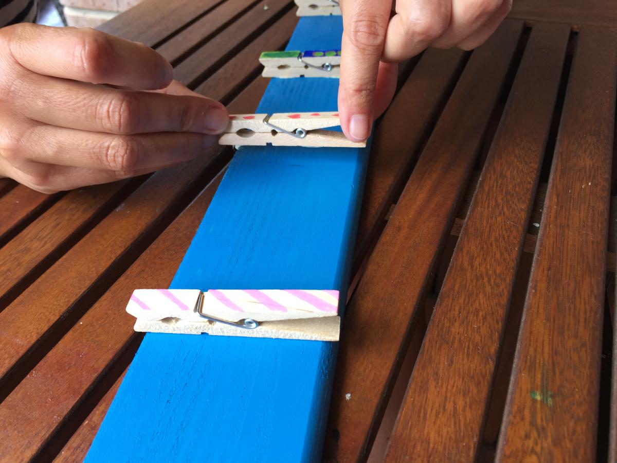 colocamos las pinzas en la madera y presionamos para fijar