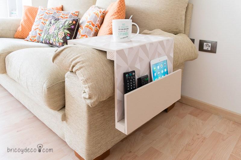 mesa decorada con decoupage para el sofá