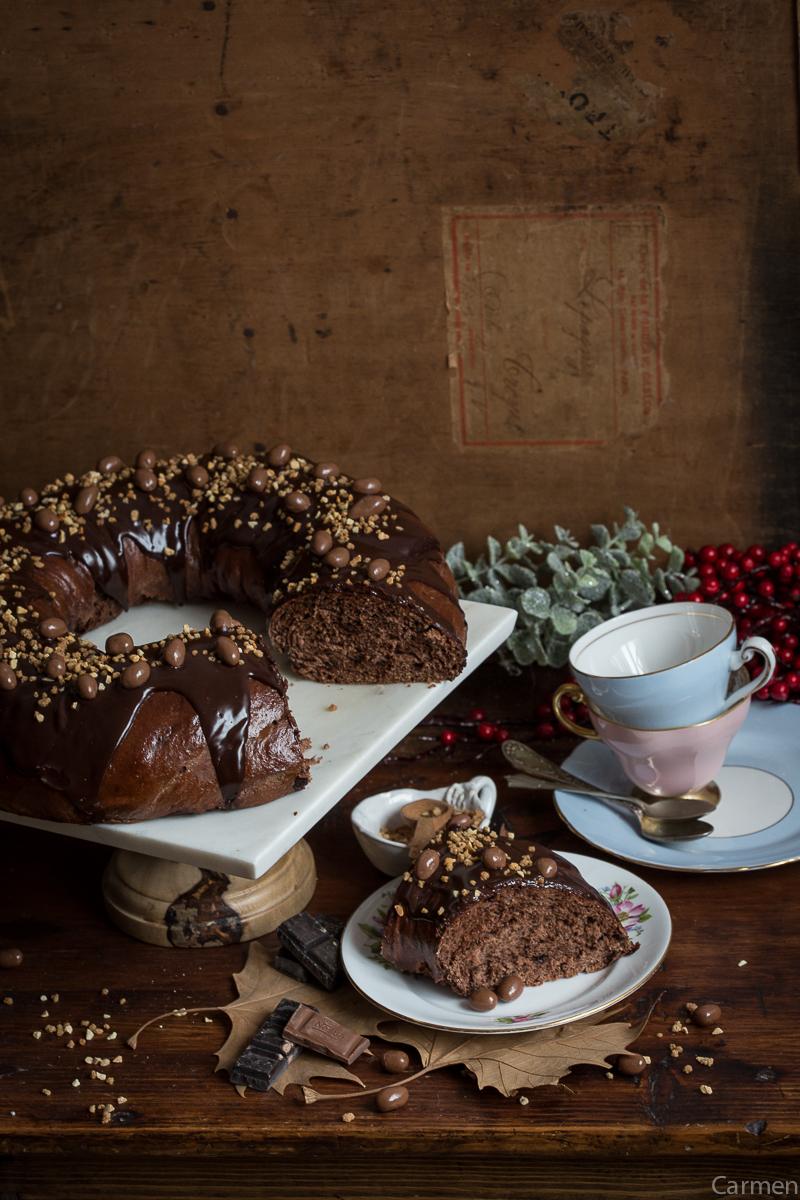 Roscón de reyes de chocolate partido