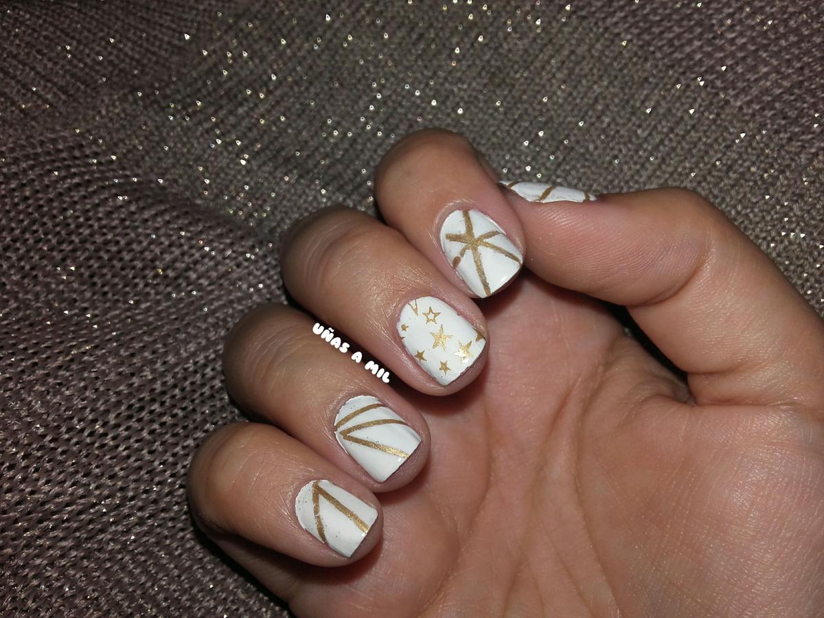 unas_a_mil_blog_nail_art_diseno_decoracion_unas_blanco_dorado_fiesta_evento_fin_ano_nochevieja_nail_tapes_stamping-2