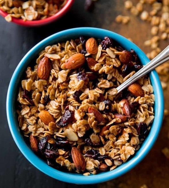 granola, avena, pasas, almendras, leche baja en grasa