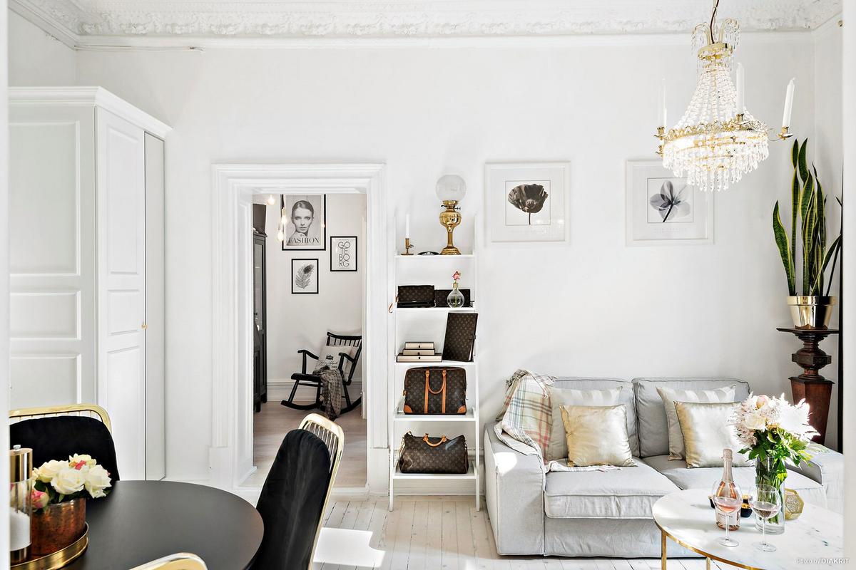 Un apartamento chic: Blanco, negro y dorado.
