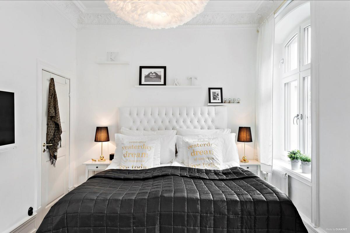 Un apartamento chic: Blanco, negro y dorado.