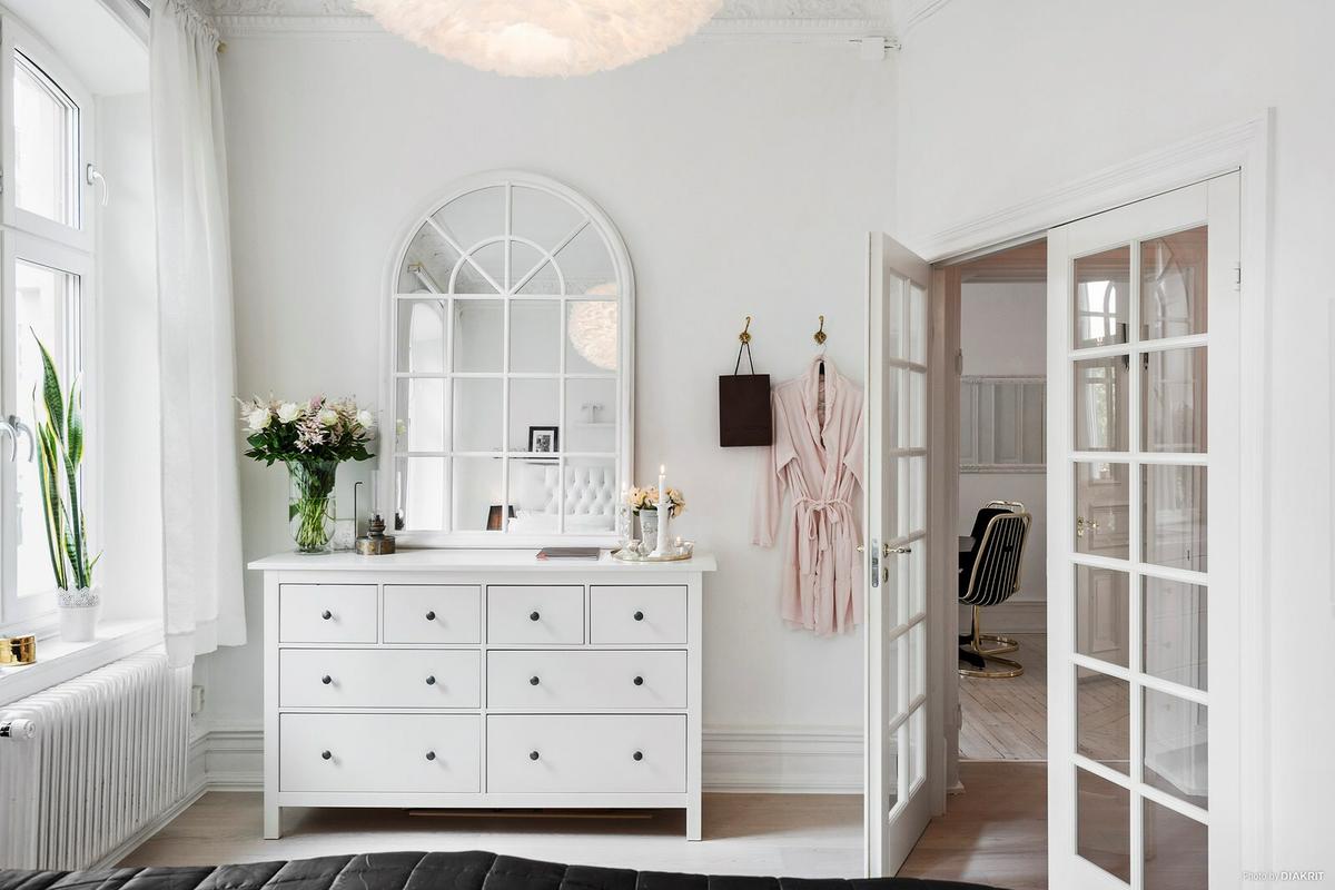 Un apartamento chic: Blanco, negro y dorado.