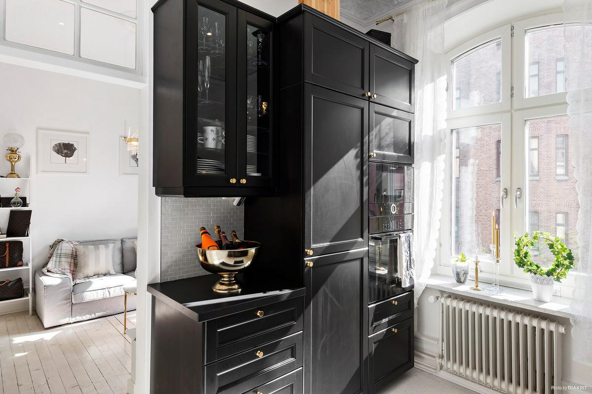 Un apartamento chic: Blanco, negro y dorado.