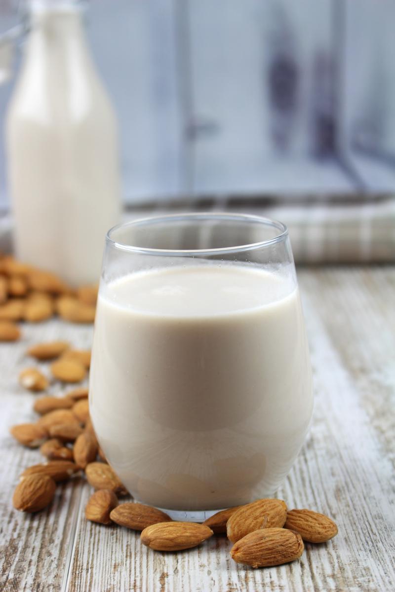 Leche de almendras. Cómo hacer leche vegetal sin lactosa