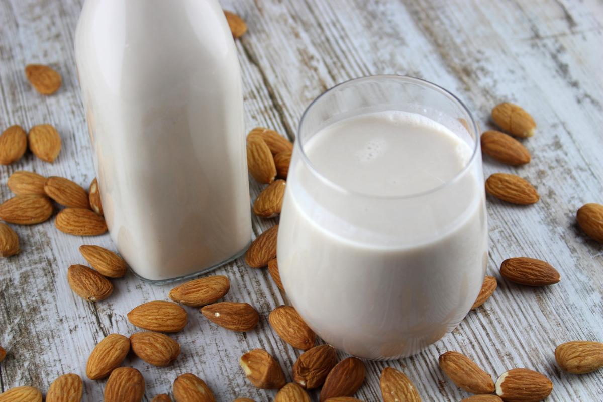 Leche de almendras. Cómo hacer leche vegetal sin lactosa