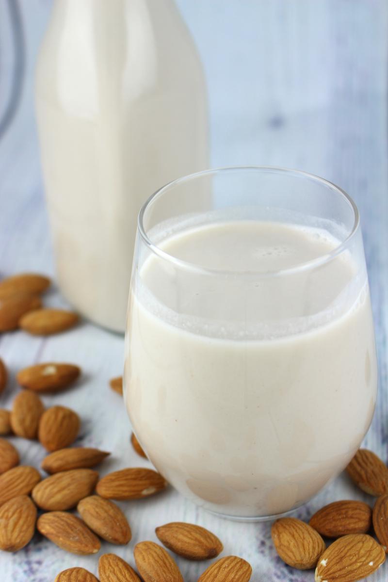 Leche de almendras. Cómo hacer leche vegetal sin lactosa