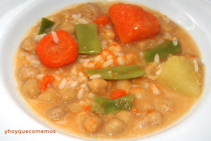 sopa de arroz, garbanzos y verduras