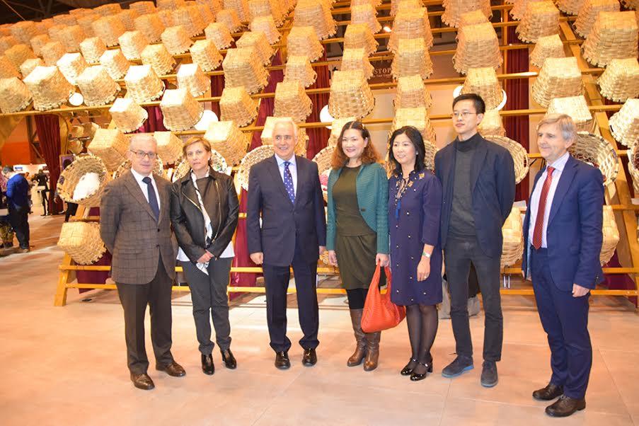 Responsables de La Rioja Turismo y de la agencia de viajes china durante la pasada edición de FITUR 2017