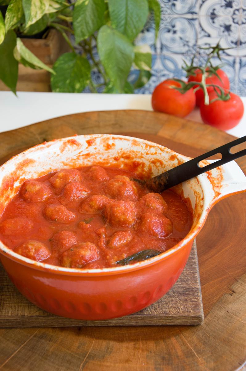 cazuela de albóndigas con tomate